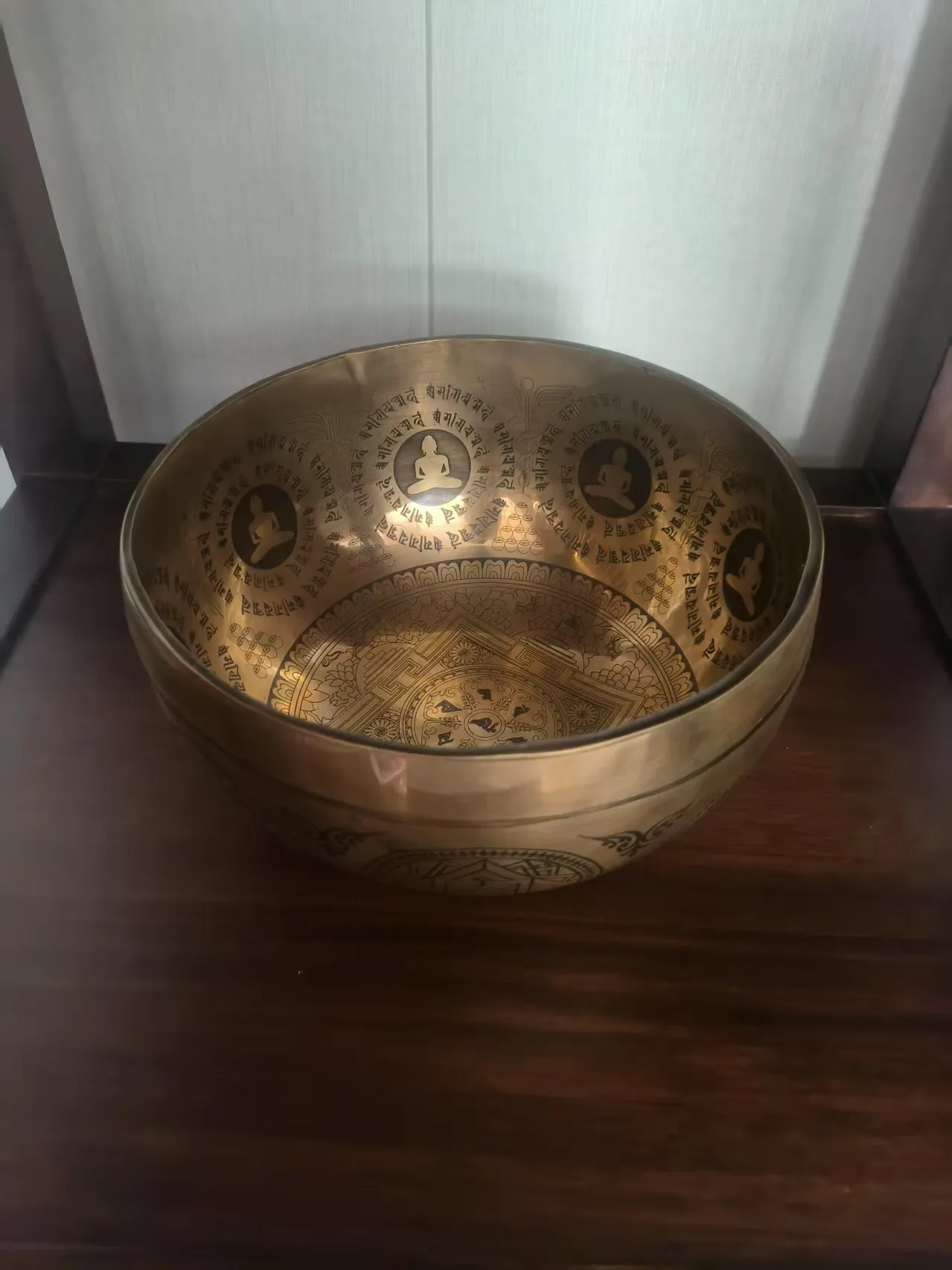 detail návrhu staré nepálské zpívající mísy