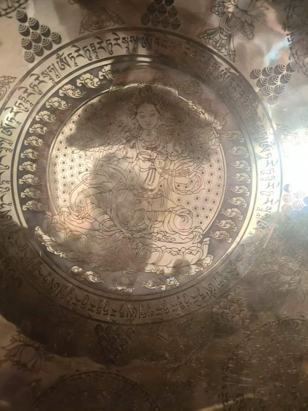 detail návrhu staré nepálské zpívající mísy