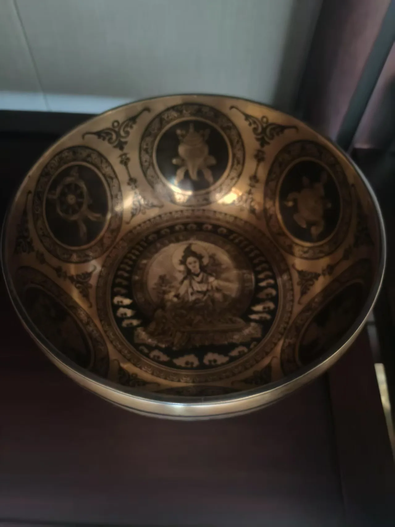 Nepálská zpívající mísa se sochou Buddhy