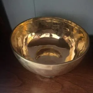 zpívající mísa se zlatým leskem