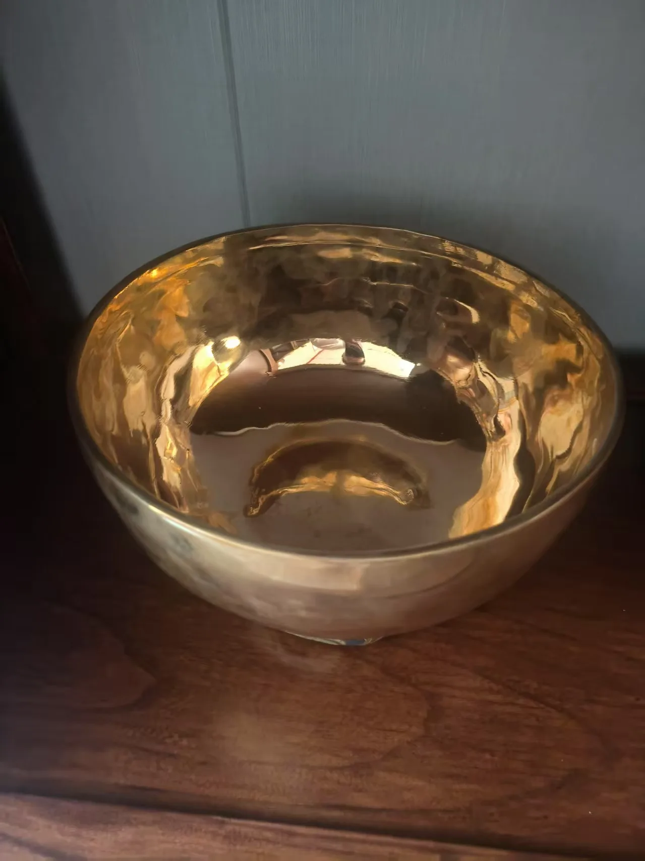 zpívající mísa se zlatým leskem