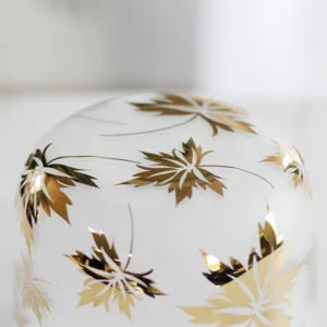 utuinen, hohtava, applikoidulla kristallilla koristeltu äänimalja