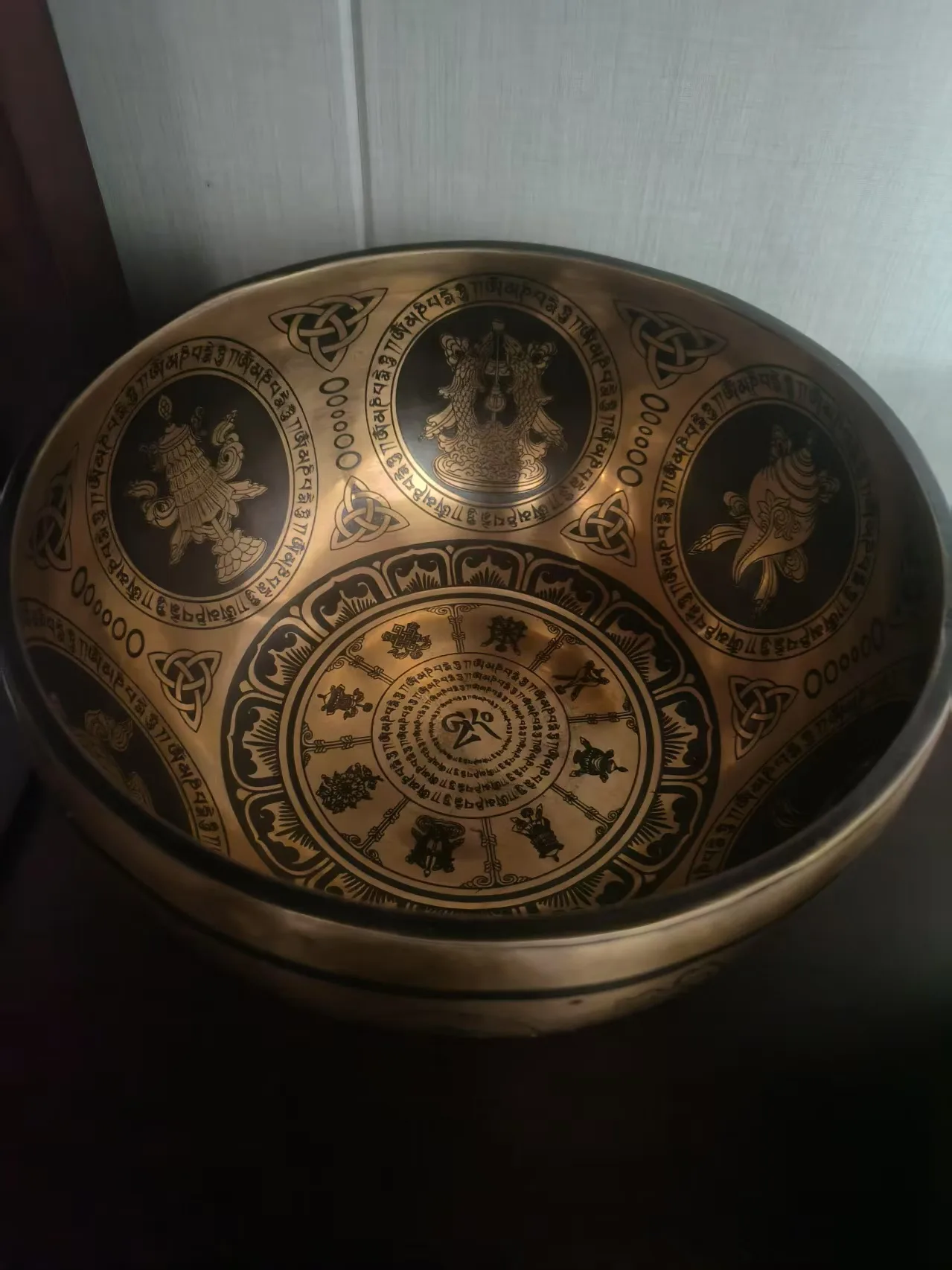 Stará nepálská zpívající mísa se vzorem