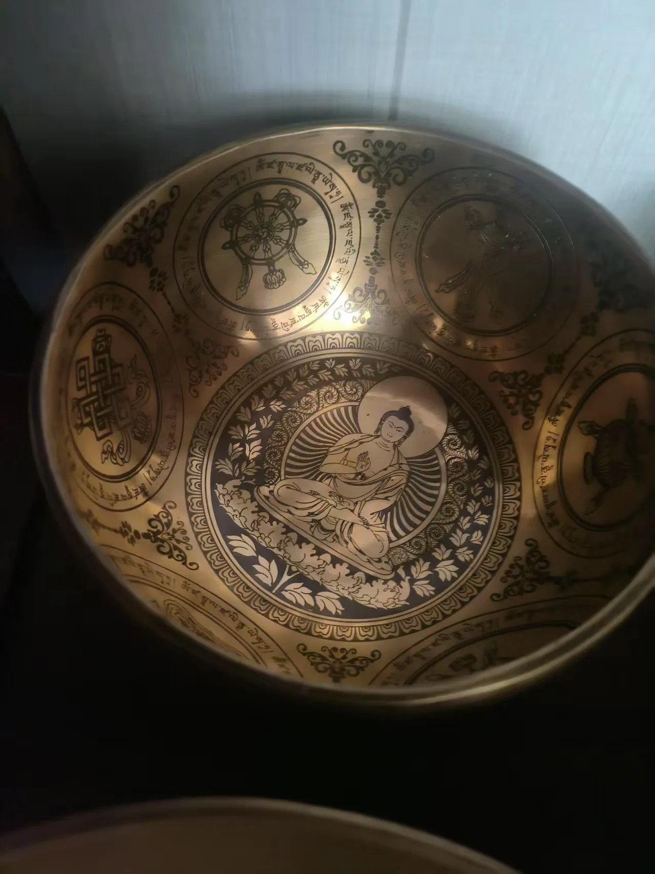 Nepálská zpívající mísa se sochou Buddhy