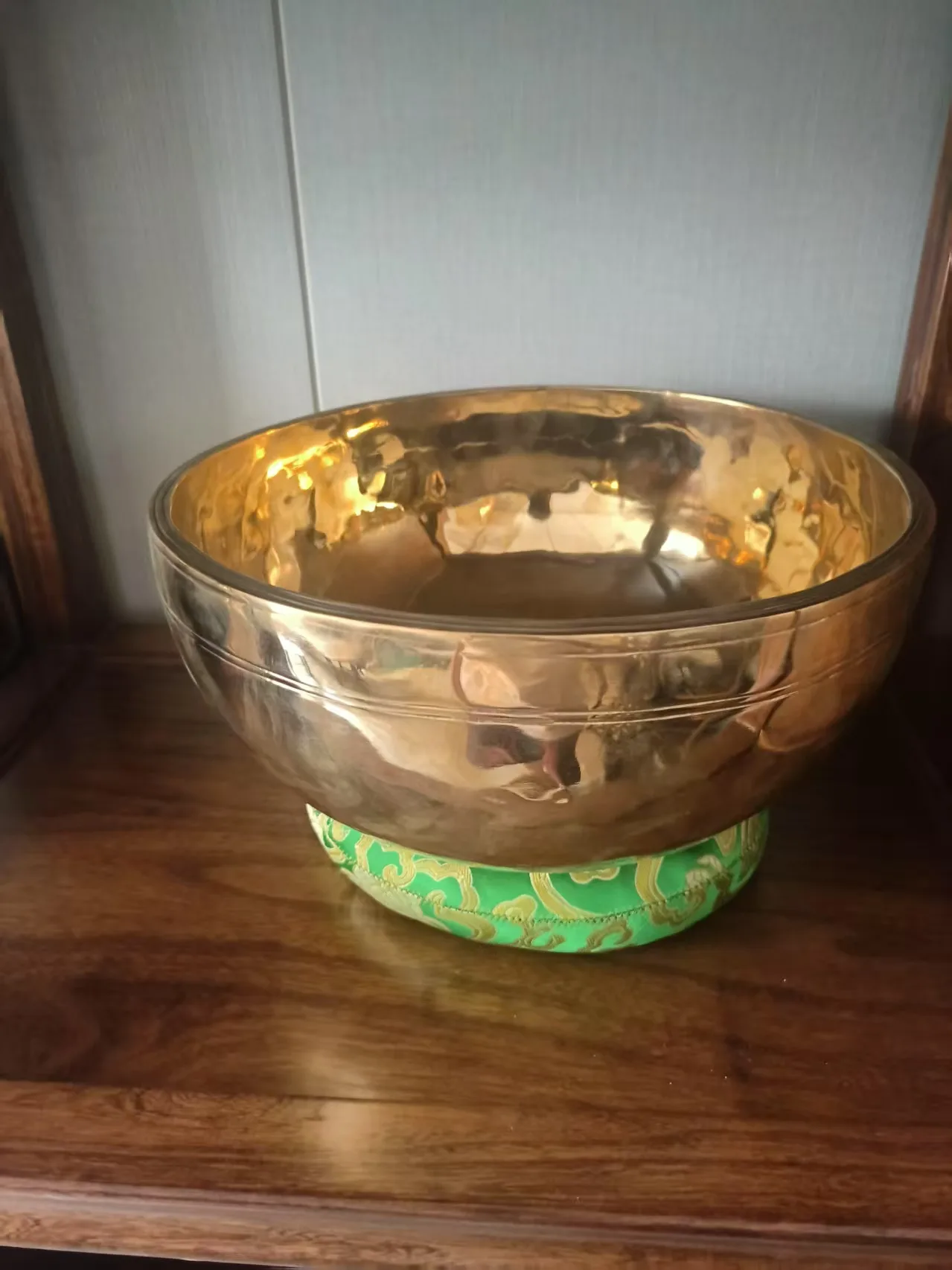 zpívající mísa se zlatým leskem