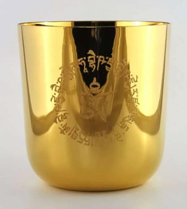 chapado en oro con diseño.jpg