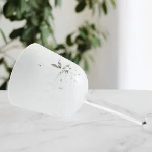 Mangkuk nyanyi kristal genggam kanthi desain applique (praktisi)