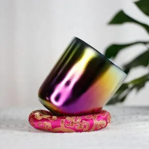 朦胧的彩虹色水晶颂钵