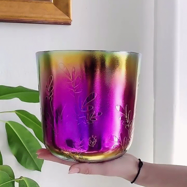 taça de cristal para cantar com apliques de flores iridescentes e brilhantes