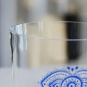 Kirkas kristallinen äänimalja, jossa on kolmannen silmän chakrakuvio