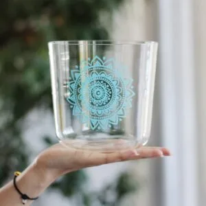 လည်ချောင်း chakra ဒီဇိုင်းပါသော ကြည်လင်သော ကြည်လင်သော သီချင်းဆိုပန်းကန်လုံး