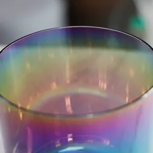 El cuenco cantor de cristal iridiscente etéreo
