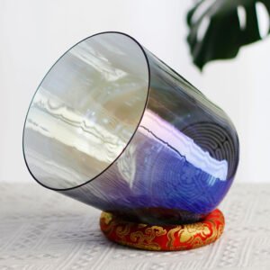 taça de canto em cristal azul profundo iridescente