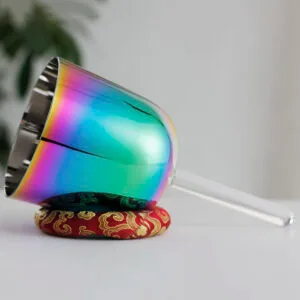 El cuenco tibetano de cristal iridiscente de mano sutil (practicante)
