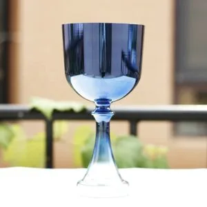 El cáliz del Santo Grial de laca iridiscente con aura resistente