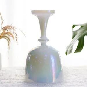 El cáliz iridiscente del Santo Grial de la gema fundida (copia)