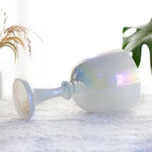 El cáliz iridiscente del Santo Grial de la gema fundida (copia)