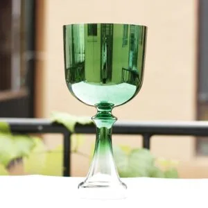 El cáliz del Santo Grial de laca iridiscente con aura resistente