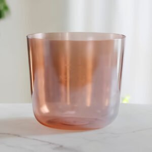 A taça para cantar em cristal vermelho claro com laca iridescente em ouro rosa