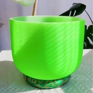 El colorido cuenco cantor de cristal esmerilado