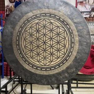 o gongo da terra com o desenho da flor da vida