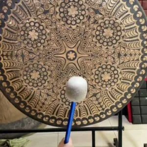 o gongo da terra com o desenho da flor da vida (cópia)